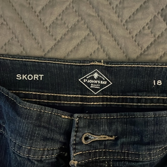 St. John’s bay denim skirt size 18 stretch like new - Picture 2 of 4